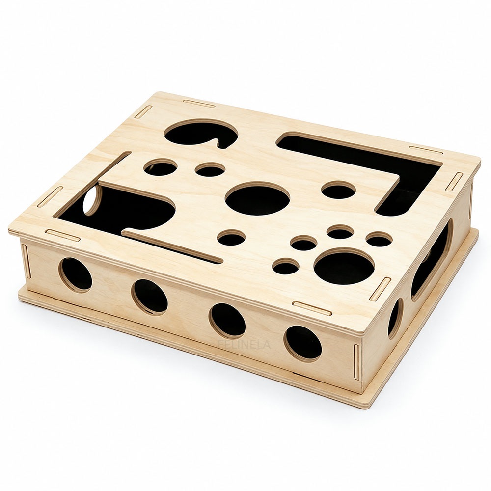Fummelbox aus Holz vor weißem Hintergrund