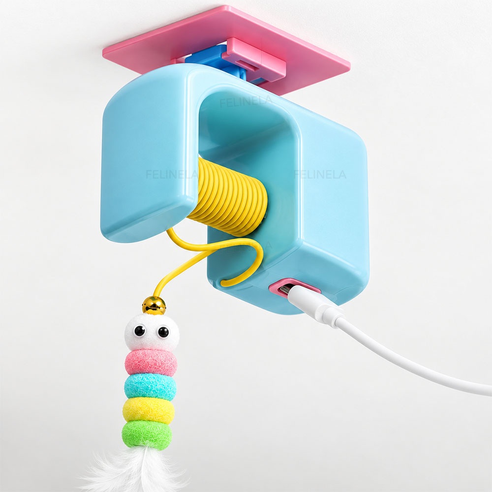 Automatisches Katzenspielzeug mit Raupe und angeschlossenem USB-C-Kabel